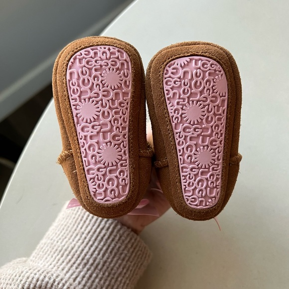 ❌ SOLD! Infant Ugg Booties - Picture 2 of 9